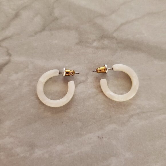 💖 J.Crew Lucite Acrylic White Shell Classic Mini Hoops 💖 - Picture 1 of 5